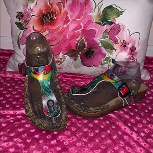 Women’s Calceo Tropical T-strap Sandals NEW Size 8